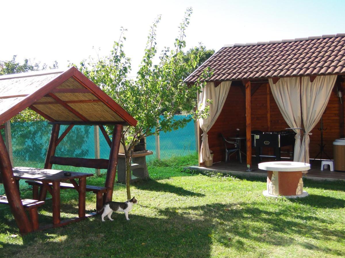 Vadrozsa Vendeghaz-Apartman Demjen Exterior photo