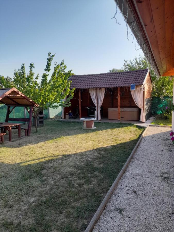Vadrozsa Vendeghaz-Apartman Demjen Exterior photo
